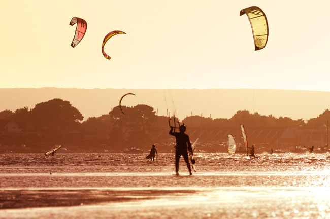 5 2 2 Poole   Kitesurfers at Sandbanks